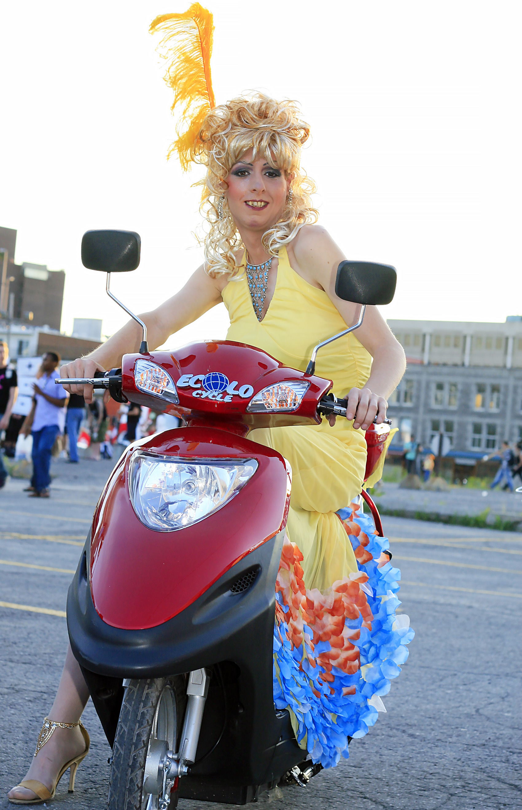 Quelques minutes avant le défilé de la Fierté gaie / Minutes before the Pride Parade