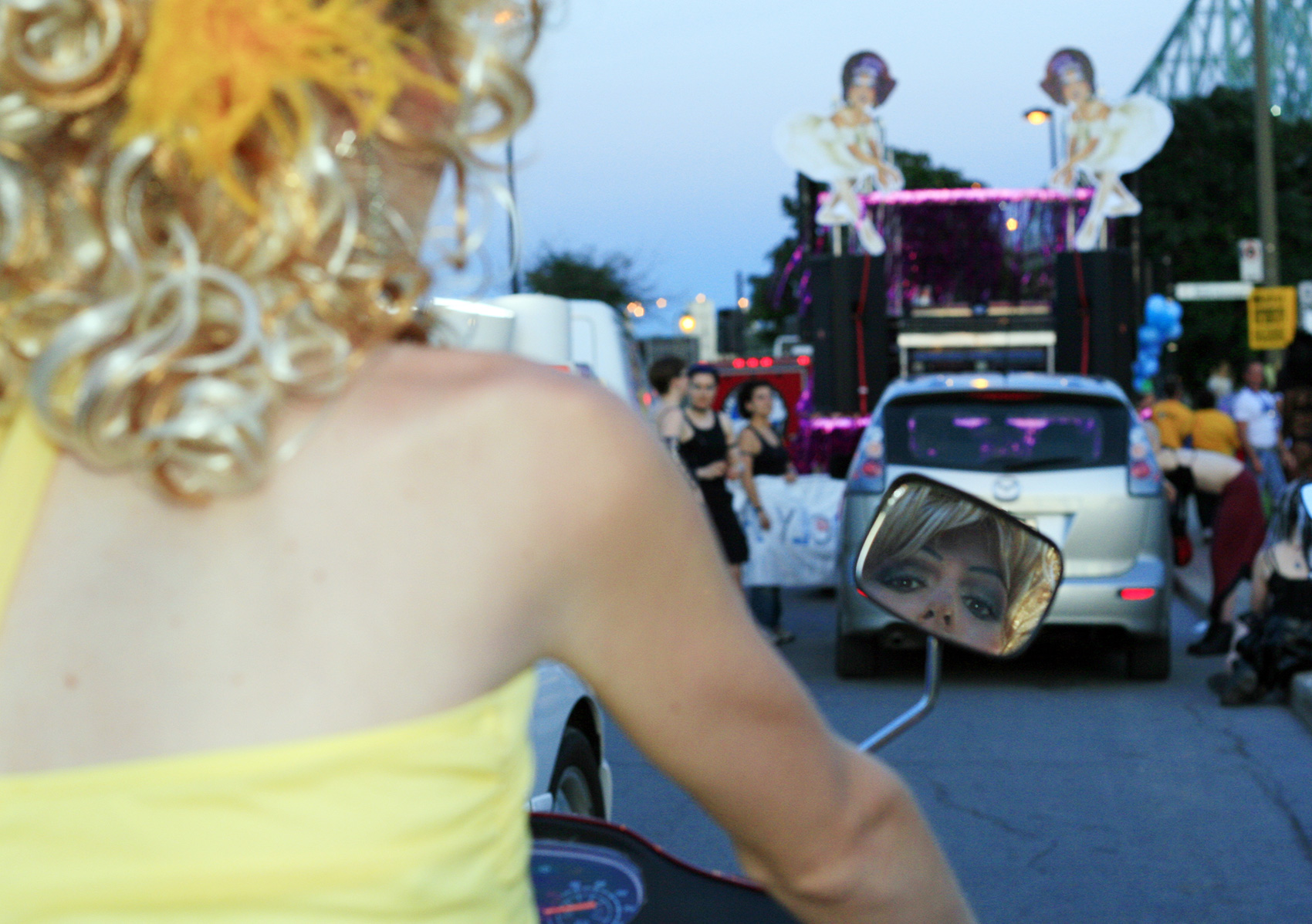 Quelques minutes avant le défilé de la Fierté gaie / Minutes before the Pride Parade