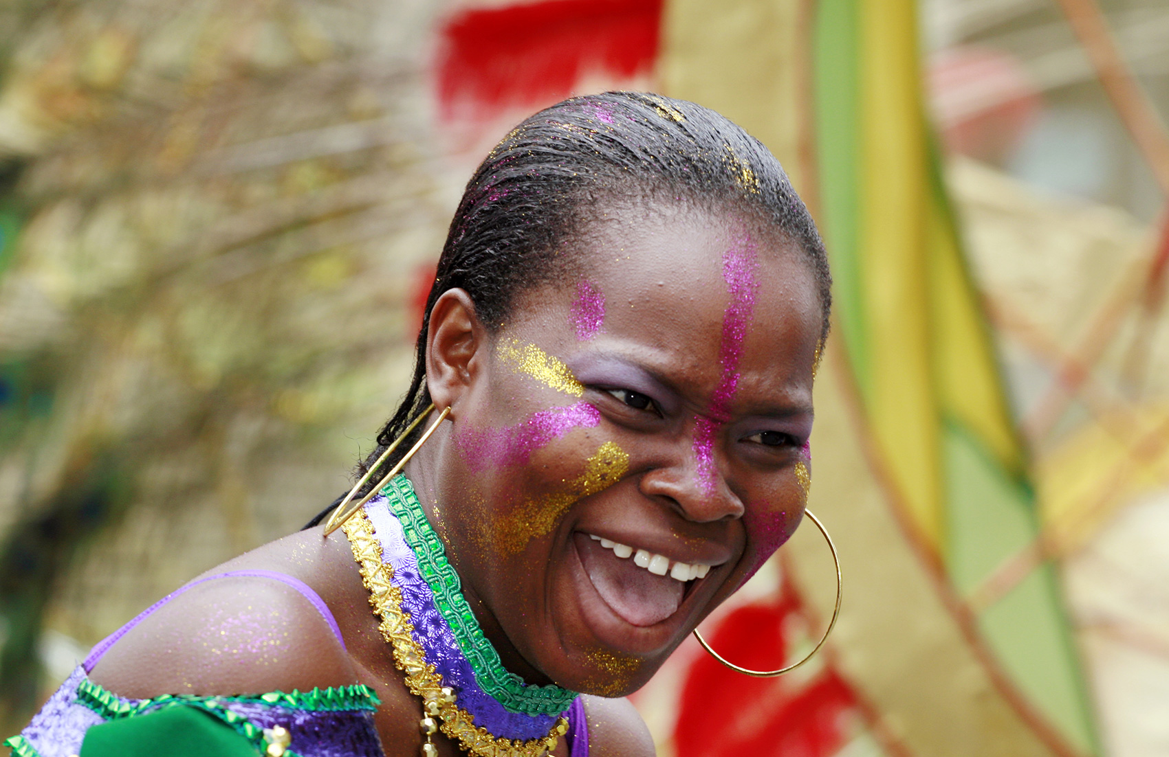 Behind the scenes of Carifiesta / Derrière les coulisses du défilé Carifiesta de Montréal