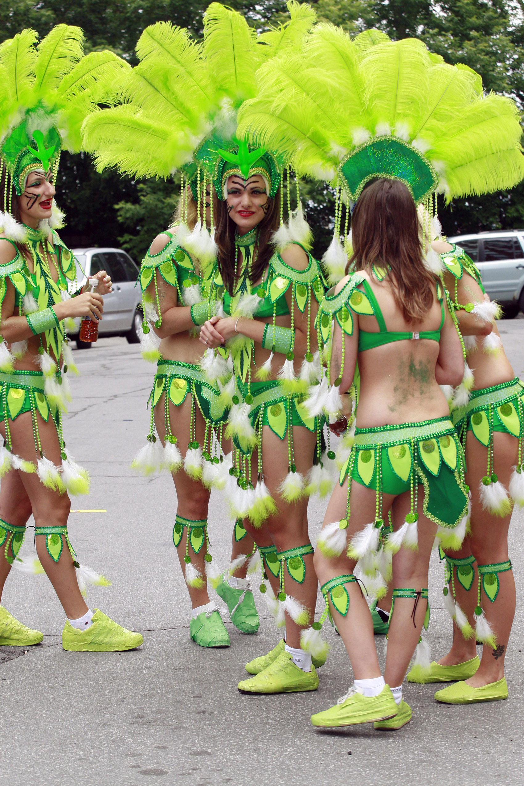 Behind the scenes of Carifiesta / Derrière les coulisses du défilé Carifiesta de Montréal