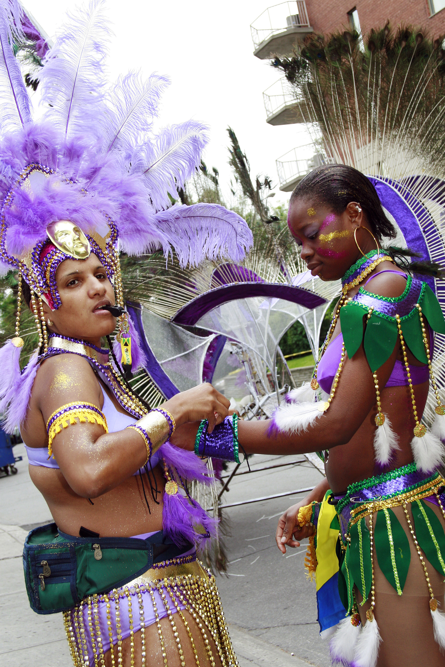 Behind the scenes of Carifiesta / Derrière les coulisses du défilé Carifiesta de Montréal