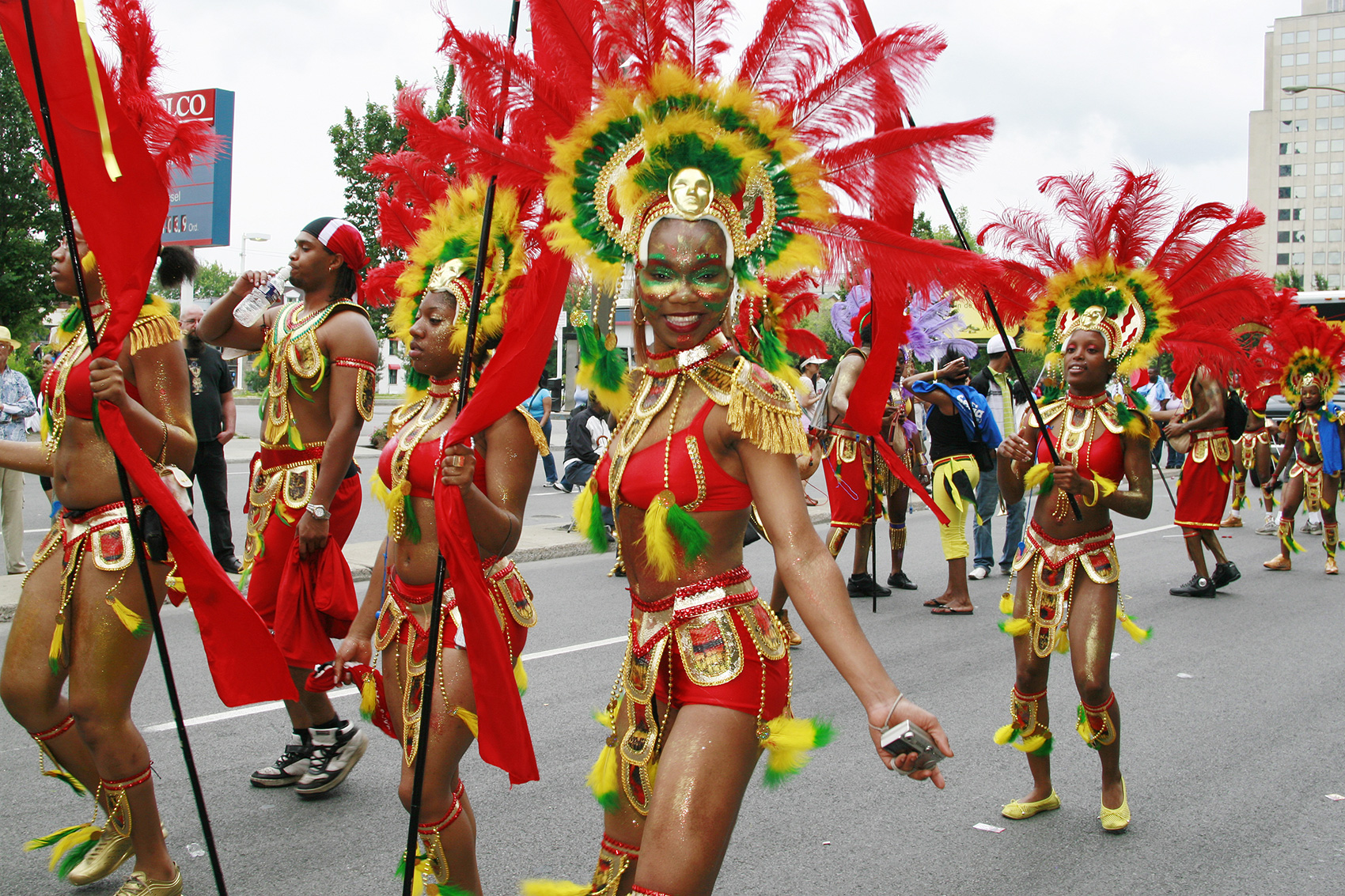 Behind the scenes of Carifiesta / Derrière les coulisses du défilé Carifiesta de Montréal