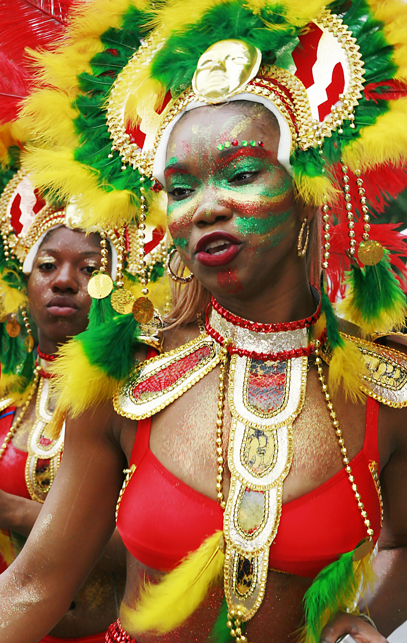 Behind the scenes of Carifiesta / Derrière les coulisses du défilé Carifiesta de Montréal