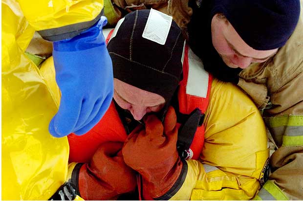 Les pompiers de la caserne 15 de Montréal lors d'une opération de sauvetage